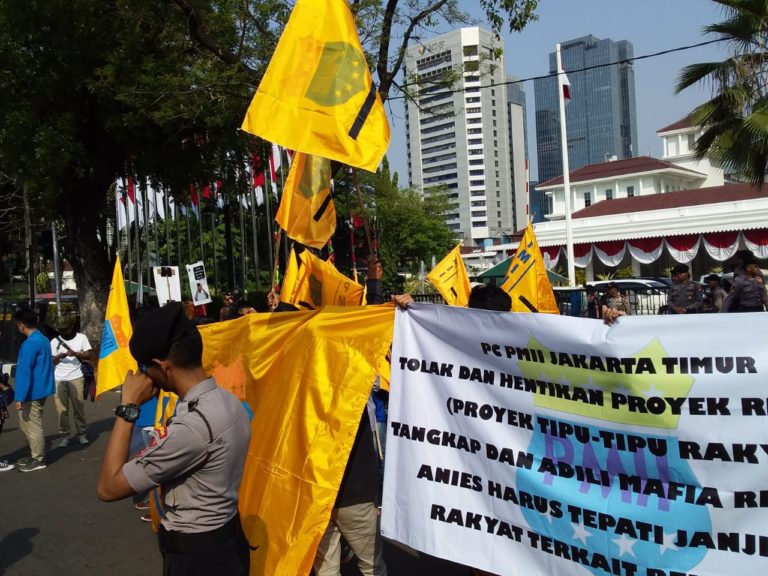 Demo di Kantor Anies, PMII Tolak Penerbitan IMB di Pulau Reklamasi