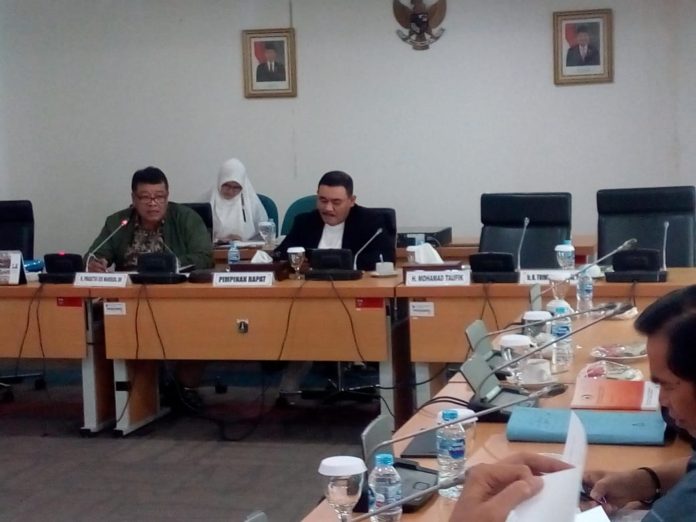 rapat dprd