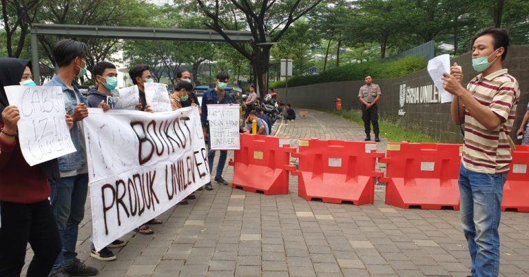 Puluhan Mahasiswa Tangsel Demo Boikot Produk Unilever