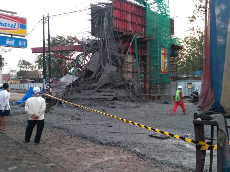 Penyangga Cor Beton Ambrol, Pengerjaan Proyek Jalan Tol BORR Dihentikan Semetara