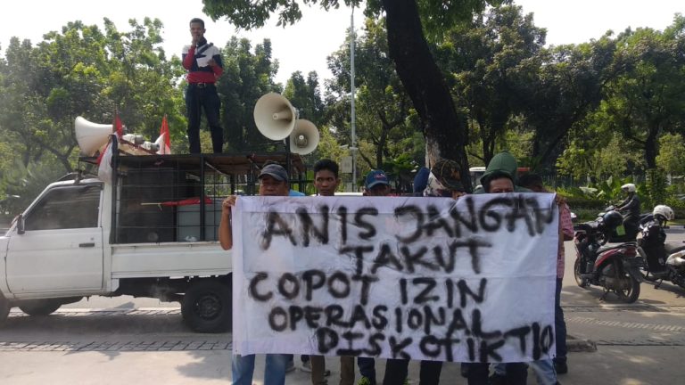 Massa PMDK Demo Tuntut Anies Jalankan Pergub tentang Pariwisata