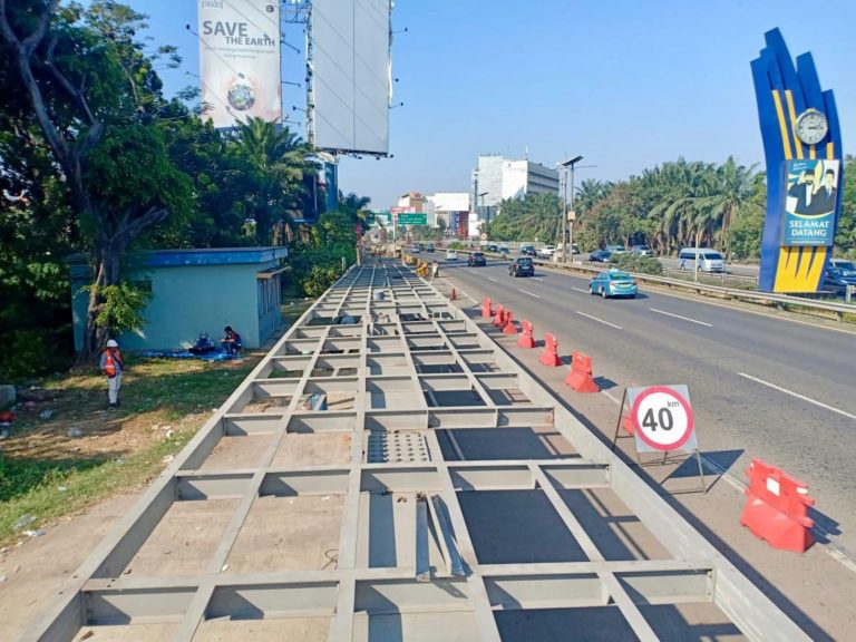 Ada Perbaikan JPO, Jasa Marga Berlakukan Contraflow di Jalan Tol Sedyatmo