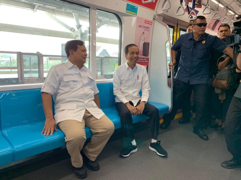Naik MRT Bareng ke Senayan, Jokowi dan Prabowo Akhirnya Bertemu