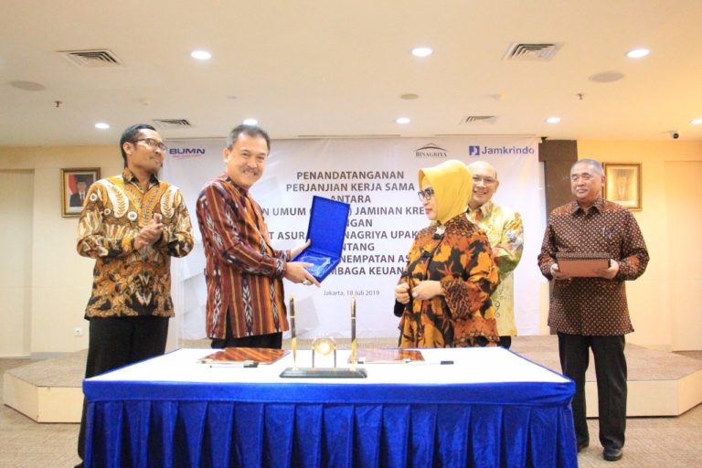 [Foto] Jamkrindo Tandatangani Kerjasama Co-Branding