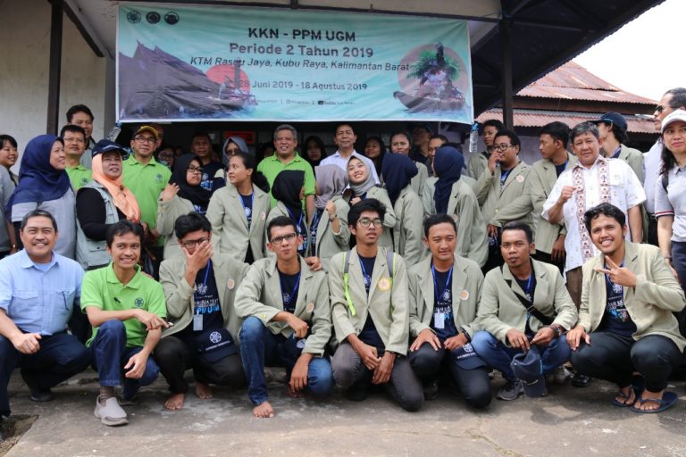 Mahasiswa UGM Lakukan Revitalisasi Kawasan Transimigrasi Rasau Jaya