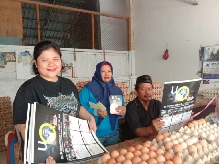 Relawan UQ Sukriansyah Bagikan Stiker dan Kelender di Tempat Umum