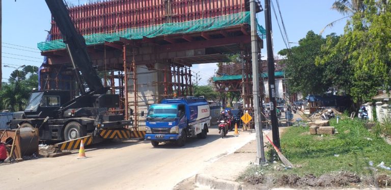 Buka Tutup Jalan Diberlakukan Pasca Tumpahnya Cor Proyek Tol BORR