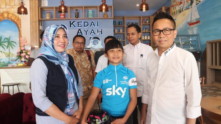 UQ Sukriansyah Ternyata Pembina Atlet Triatlhon Cilik Berprestasi.
