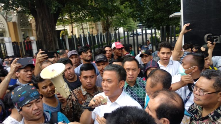 Ratusan Pencari Suaka Dipindahkan dari Kebon Sirih ke Kalideres