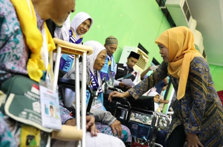 Lepas Jamaah Haji asal Embarkasi Surabaya, begini Pesan Khofifah