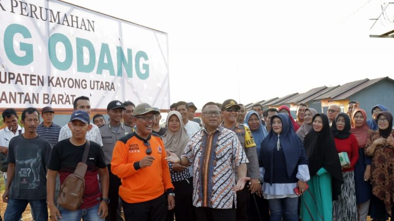 Idul Adha di Kampung Halaman, Oesman Sapta Bagikan 50 Rumah untuk Para Saudaranya