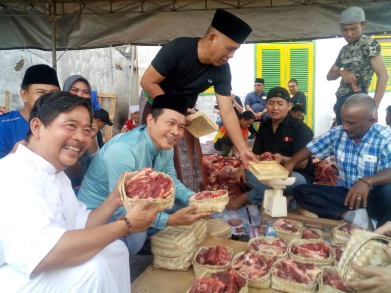 Ikuti Imbauan Anies, Demokrat Bagi Ratusan Daging Kurban Pakai Besek