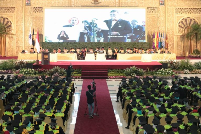 Orasi Ilmiah di Wisuda ke-95 Unesa, Rokhmin Dahuri ingatkan Pentingnya Penguasaan Teknologi Informasi