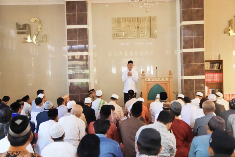 Viral Foto Kebaktian di Halaman Masjid, Menag: Sungguh Menyejukkan