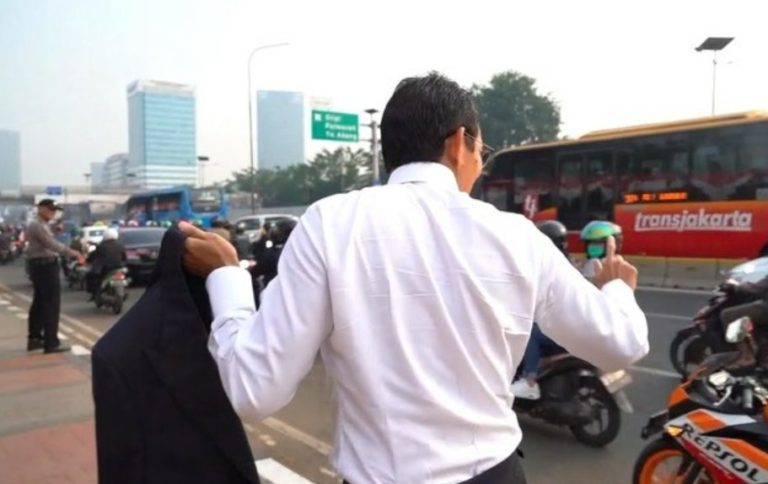 Aksi Sandiaga Jalan Kaki Terobos Macet ke Gedung DPR Curi Perhatian