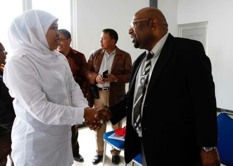 Tak Cukup Minta Maaf, Khofifah Temui Masyarakat Papua di Jatim
