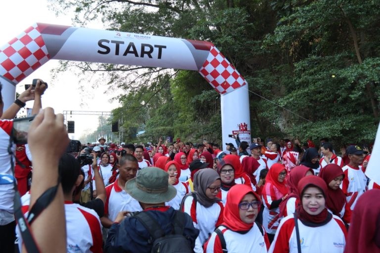Ribuan Warga Kota Purwakarta Antusias Ikuti Jalan Sehat dan Pesta Rakyat
