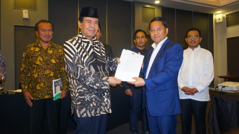 Kemenag Serahkan 6 KMA Pendirian PTKI Swasta Baru
