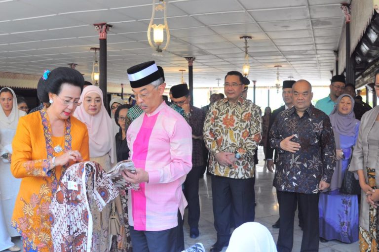Mendes Eko Dampingi Raja Malaysia Berkunjung ke Keraton Yogyakarta