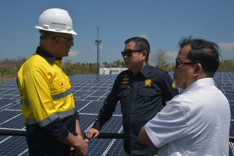 Menteri Jonan Tinjau 3 Proyek PLTS dan Sambungan Listrik Gratis di NTB
