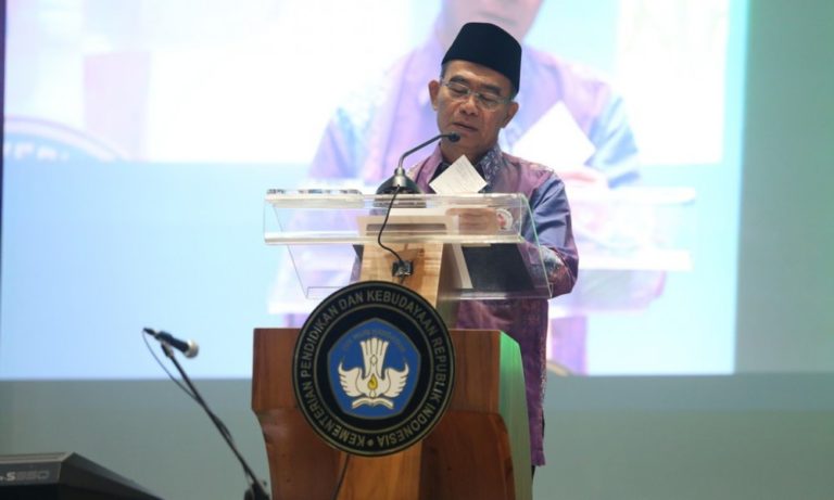 Mendikbud Resmikan Sekolah Satu Atap di Daerah 3T