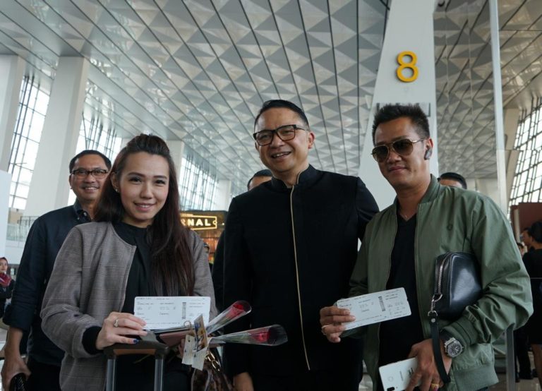 Peringati Hari Pelanggan Nasional, Direksi Garuda Indonesia Gelar Sapa Pelanggan dan Kejutan