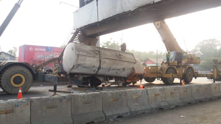 Truk Terguling di Tol Jakarta-Cikampek, Jasa Marga Imbau Hindari Jalur Ini