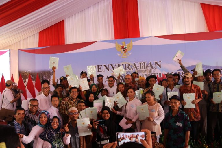 Jokowi Bagikan 3.000 Sertifikat Tanah di Kalbar