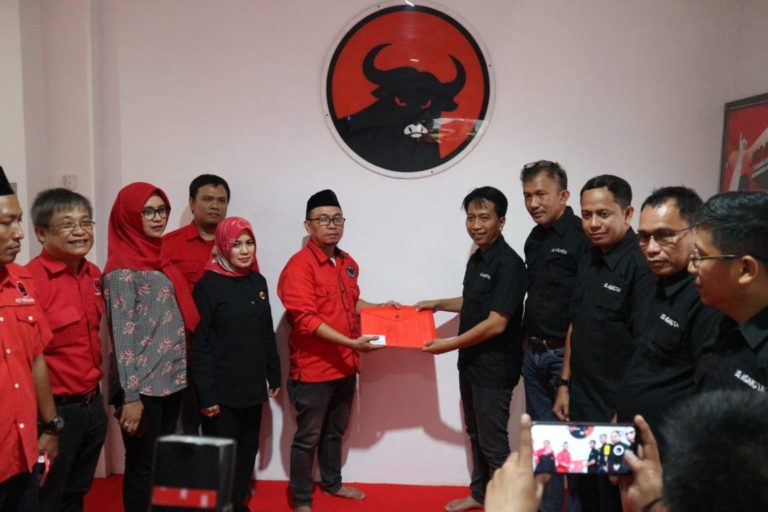 Balon Walikota Makassar UQ Sukriansyah Mendaftar di PDI Perjuangan