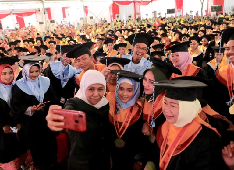 Khofifah Ingatkan Ribuan Wisudawan Untag Pesan Penting Bung Karno