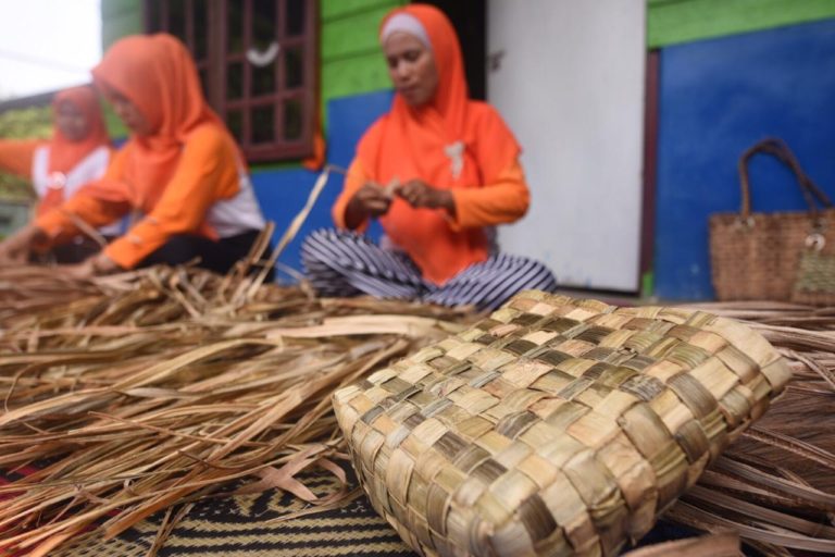Kampung Gambut Berdikari Pertamina, Sukses Olah Kulit Nanas Menjadi Tas