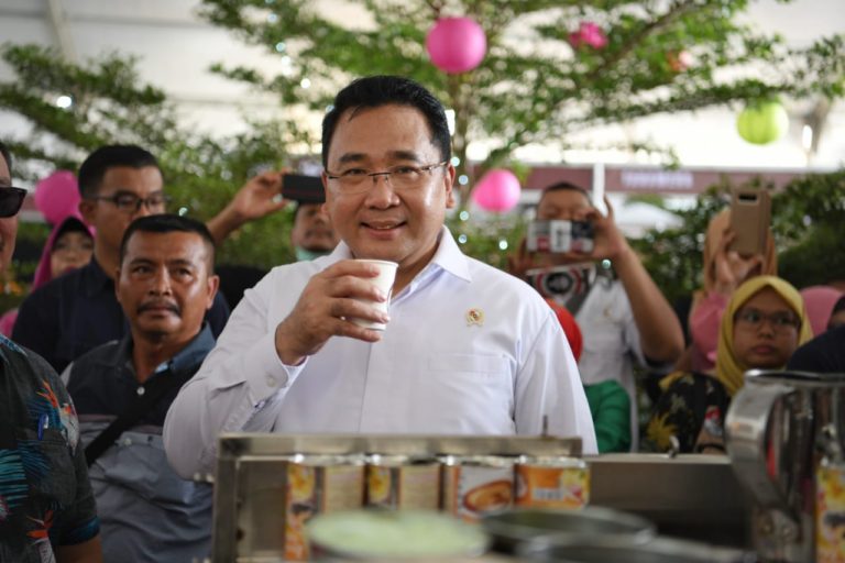 Saat Menteri Eko Mencicipi Kopi di Festival Kopi Nusantara Sail Nias 2019