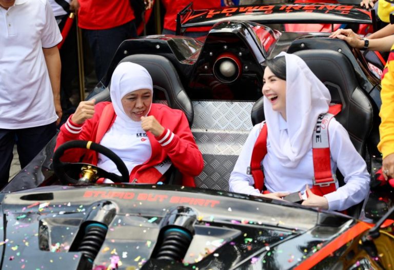 Naiki Lowo Ireng Reborn Karya ITS, Khofifah: Mirip Batmobile Batman