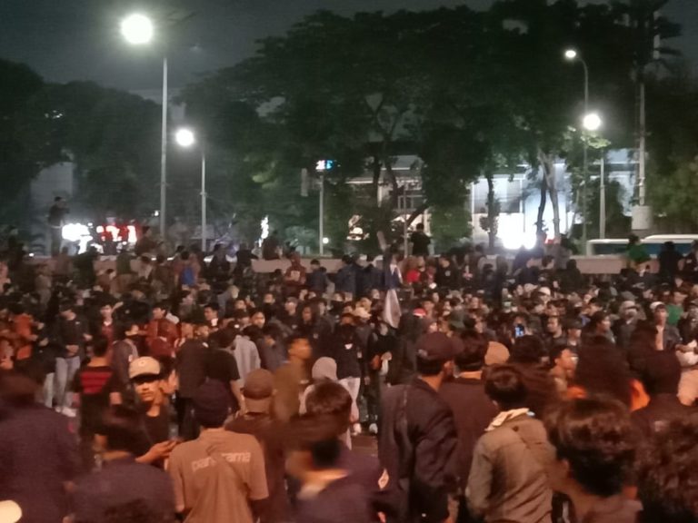 Memanas, Aksi Mahasiswa di DPR Blokir Jalan Tol Gatot Subroto