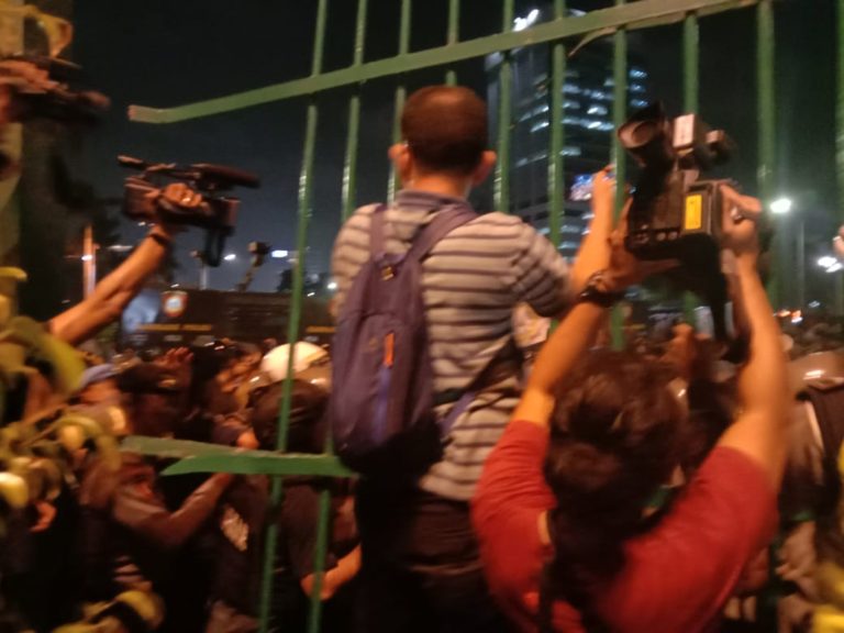Aksi Mahasiswa Memanas, Pagar DPR Dijebol Massa