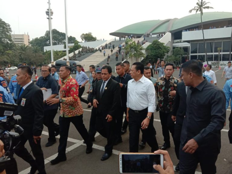 Ricuh Semprotan Gas Air Mata, Bamsoet Akhirnya Keluar Temui Mahasiswa