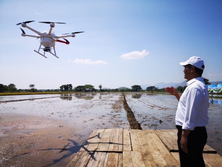 Petani Sukoharjo Uji Coba Teknologi Drone Penabur Pupuk dan Benih