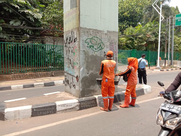 Pasca Aksi, Petugas Mulai Bersihkan Vandalisme