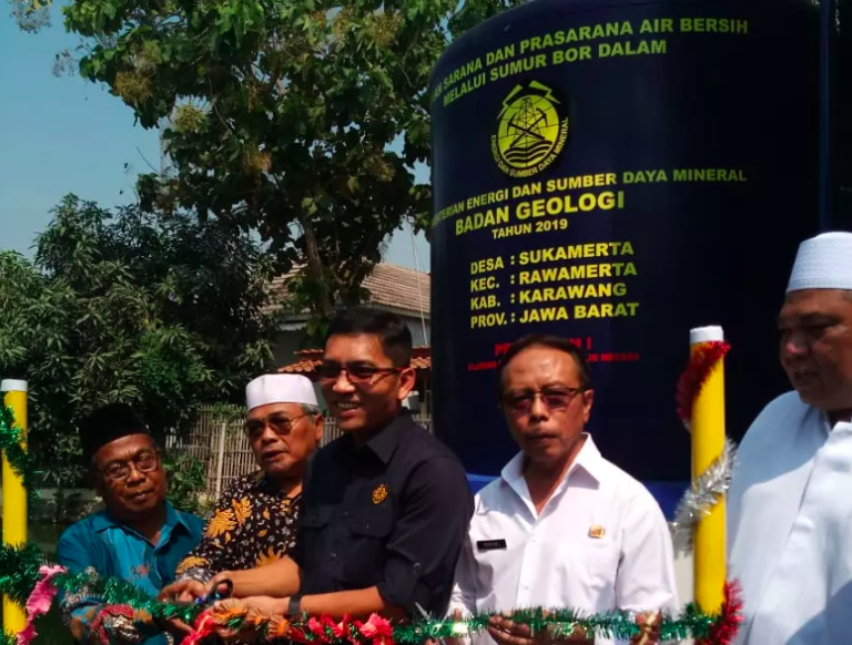 Serahkan Sumur Bor, Warga Karawang Nikmati Air Bersih