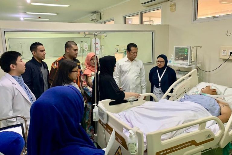Jenguk Korban Luka, Bamsoet Tanggung Biaya Pengobatan Faisal Amir