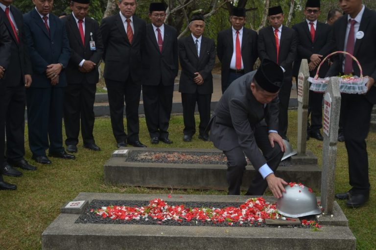 Bersama Pejabat ESDM, Jonan Ziarahi Makam Para Pahlawan Energi Indonesia