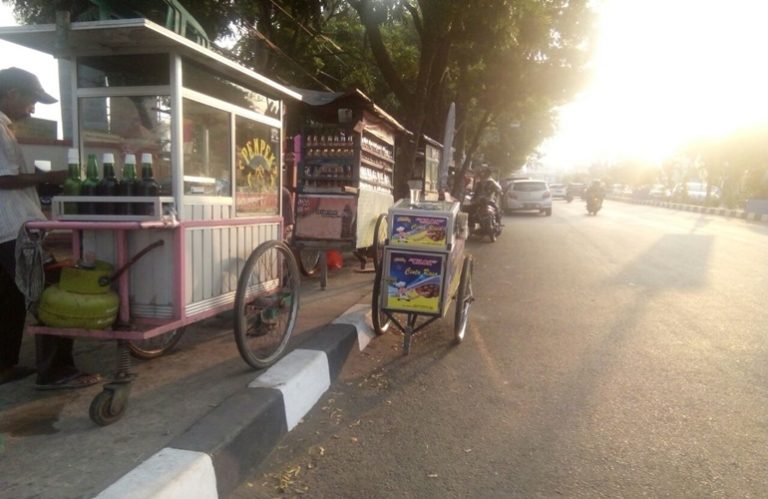 DPRD DKI Dukung Kebijakan Anies Izinkan PKL Jualan di Trotoar