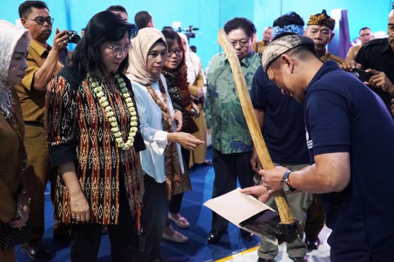 Kehadiran Material Center di Bandung Kerek Produktivitas IKM Cangkul