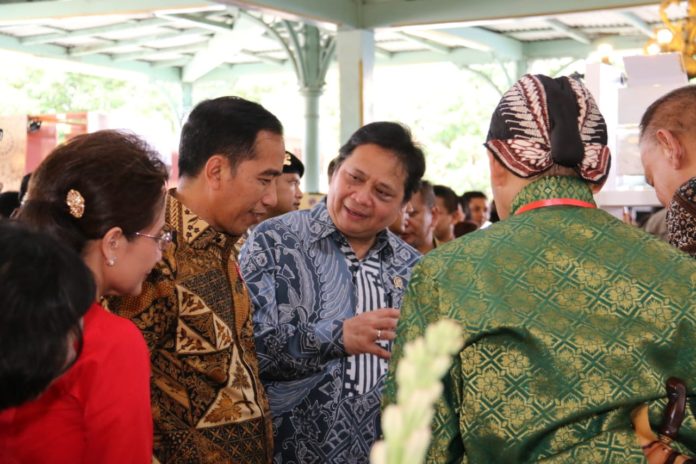 Hari Batik  Nasional Jokowi  Jadikan Batik  Sebagai Duta 