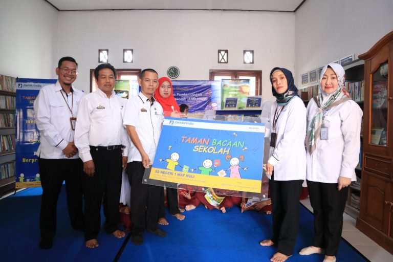 Perum Jamkrindo Bantu Sarana Pendidikan di Wilayah Terdampak Tsunami