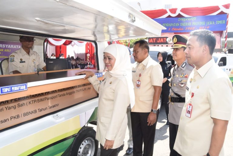 Luncurkan Samsat Keliling Cettar, Khofifah: Tak Ada Alasan Tak Bayar Pajak