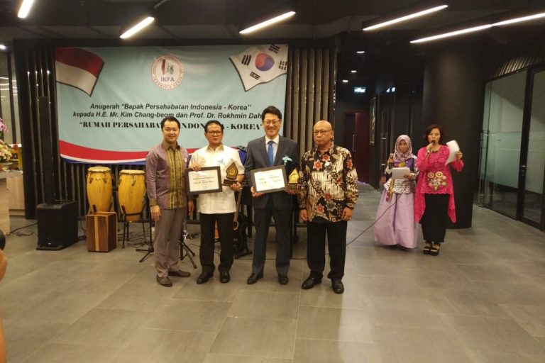 Rokhmin Dahuri dan Dubes Korea Terima Gelar Bapak Persahabatan Indonesia-Korea