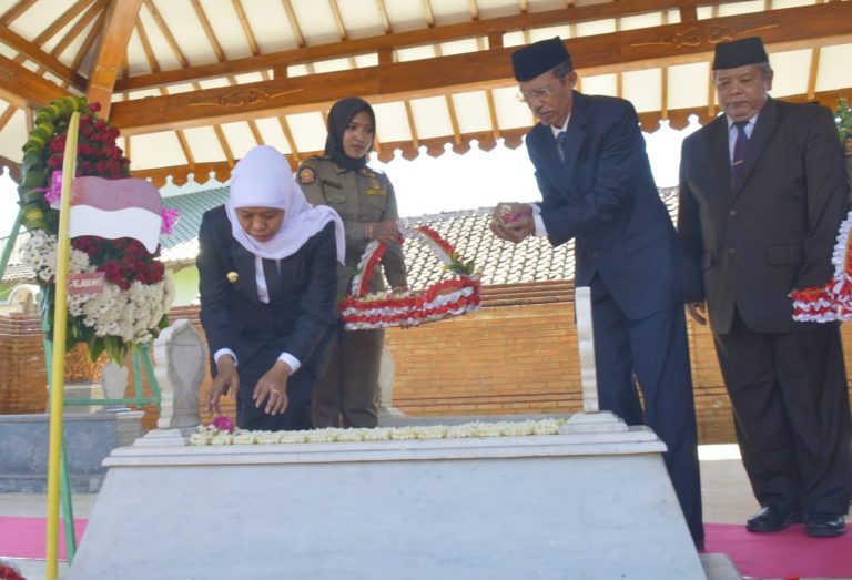 Sambut HUT Jatim ke-74, Khofifah Ziarahi Makam Gubernur Pertama