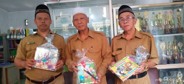 Perum Jamkrindo Bagikan Paket Alat Tulis di MI Miftahul Huda Ciputat