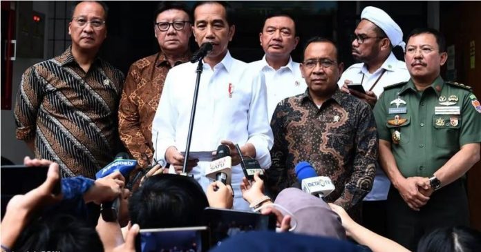 Presiden Jokowi usai menjenguk Menko Polhukam Wiranto, di RSPAD Jakarta, Kamis (1010) sore. (Foto: setkab.go.id)